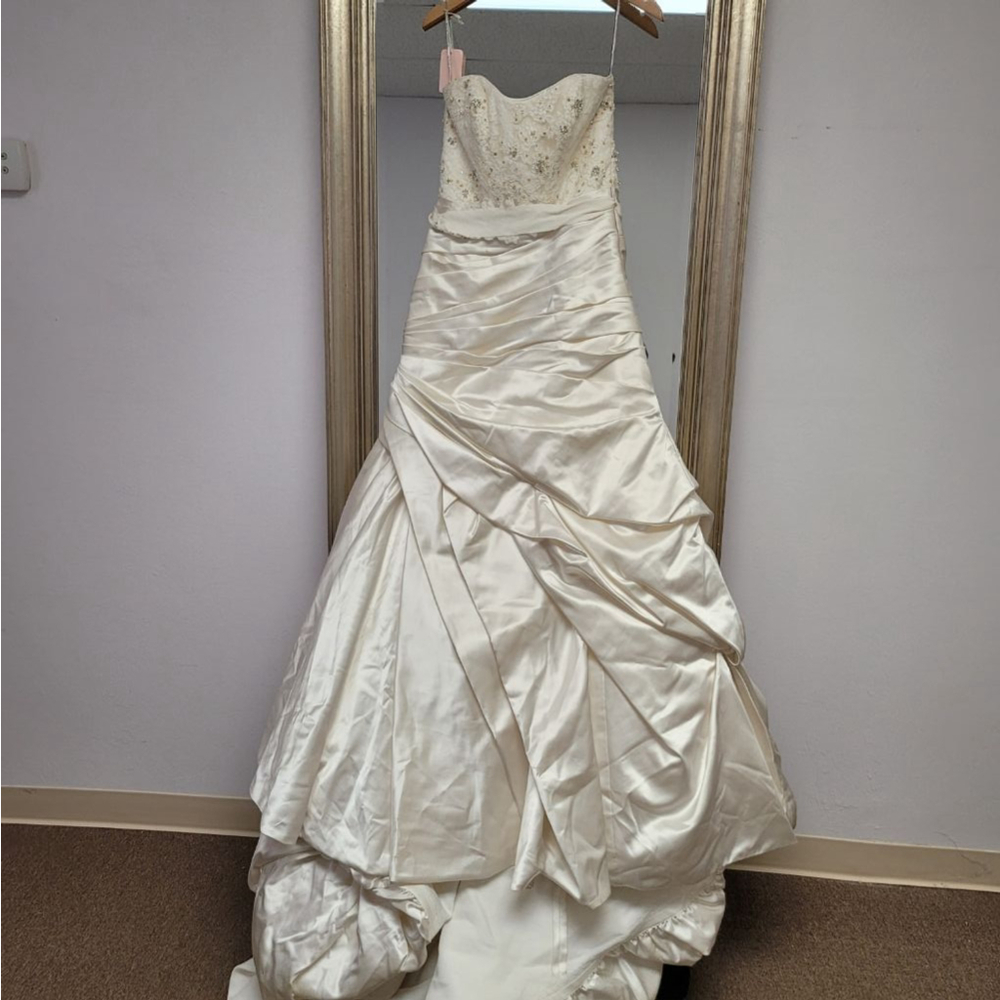 Women's Maggie Sottero Ivory Wedding Dress Size 10